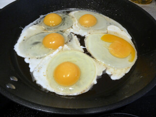 Spiegeleier in der Bratpfanne