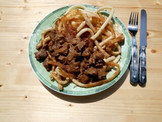angebratene Rohrnudeln mit Gulasch