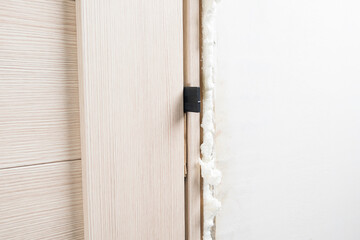 Mounting wedge in the gap between the door and the door frame