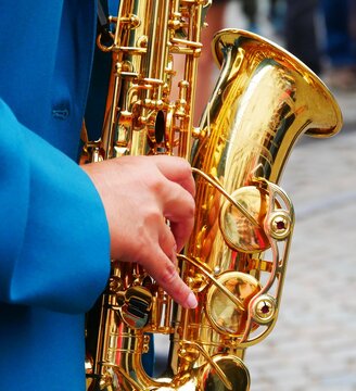 D&eacute;tail de la main droite d'un saxophoniste