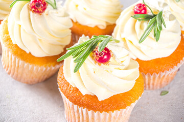 Christmas Cupcakes with cranberry