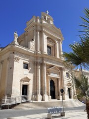 La facciata barocca della chiesa madre di Rosolini.