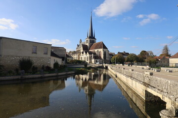 L'église Saint Pierre es Liens, vue de l'extérieur, avec la rivière la Laignes en premier plan, village Les Riceys, département de l'Aube, France
