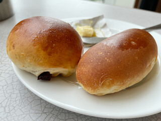 ホテルロールパンとレーズンパン