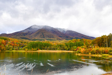 紅葉の始まった湖