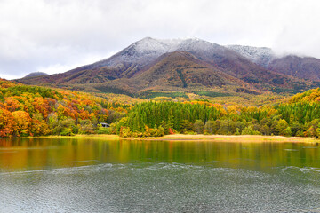 紅葉の始まった湖