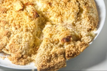 some apple crumble pie