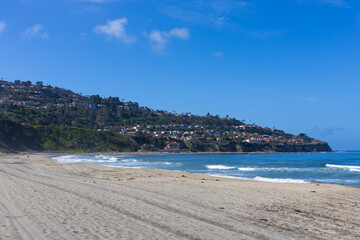 Obraz premium Sunny California beach with blue waves and hillside houses overlooking the ocean. Palos Verdes.