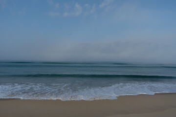 Vagues en formation à l’horizon avec écume – Plage de Vieux-Boucau