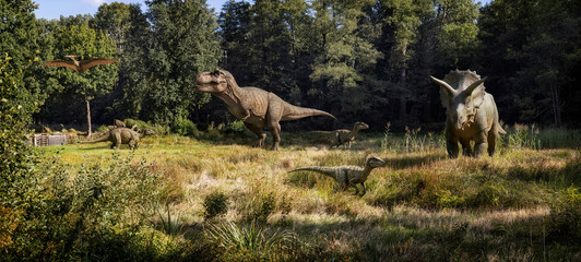 Dinosaurier im Klosterwald von Loccum mit Tyrannosaurus, Triceratops, Stegosaurus, Veloceraptor und Pteranodon