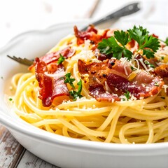 Spaghetti Carbonara mit Pancetta, Ei, Parmesan und Petersilie. Traditionelle italienische Küche. 