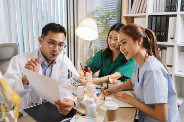 Obraz premium Team of doctors and nurses collaborating in a clinical environment, reviewing treatment options and sharing medical opinions to provide effective patient-centered healthcare solutions.