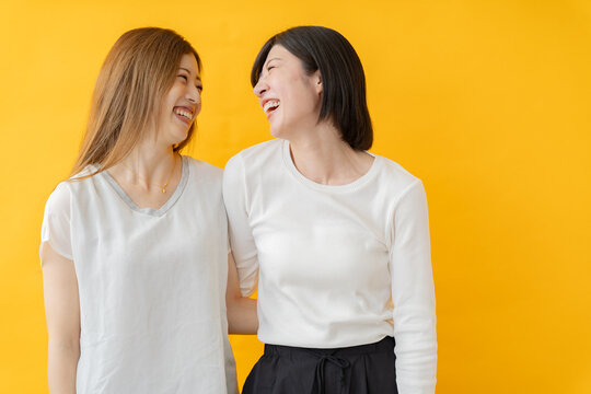 笑いあう二人の女性