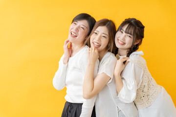 笑顔で寄り添う3人の女性