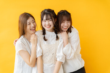 仲良し女性3人グループの笑顔