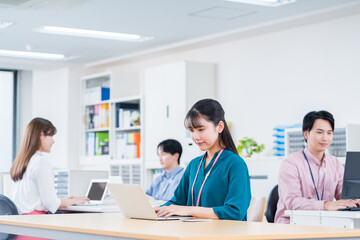 オフィスで仕事をする若いビジネスパーソン。