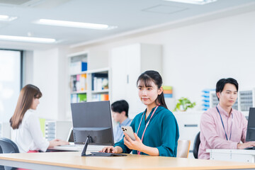 オフィスで仕事をする若いビジネスパーソン。