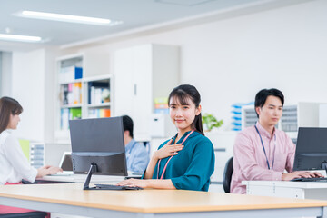 オフィスで仕事をする若いビジネスパーソン。