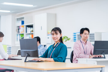 オフィスで仕事をする若いビジネスパーソン。