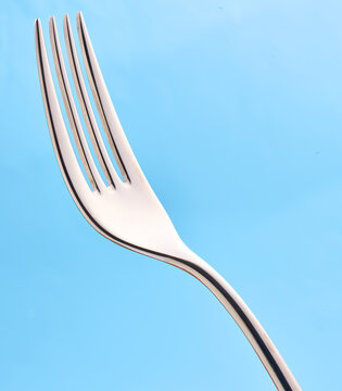 Gabel vor blauem Fond, Chromgabel, Design, Essgabel, silber, 