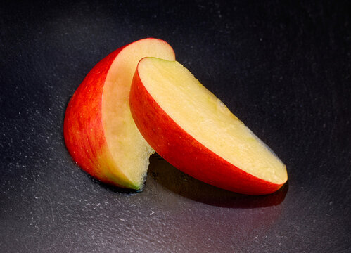 Apfelspalten auf Schiefer, Obst, Apfel, Spalten, isoliert, 
