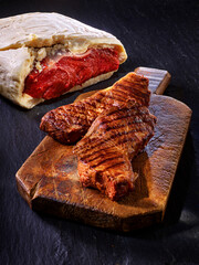 Rindfleisch gegart und roh in Talgmantel, gegrillt, Steak, herzhaft, Grillfleisch, Holzbrett