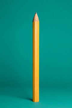 Crayon en bois jaune isol&eacute; sur fond bleu turquoise 