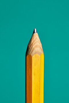 Crayon en bois jaune isol&eacute; sur fond bleu turquoise 