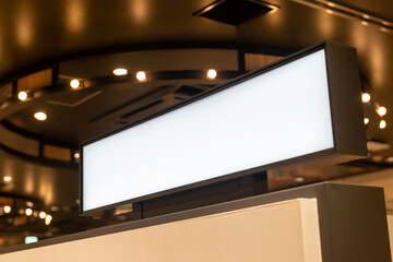 店内の空白サインボード／モックアップ用の白い看板