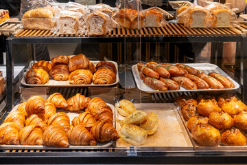ベーカリーのショーケースに並ぶ焼きたてパン