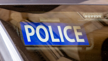 Gros plan de la plaque pare-soleil d'un véhicule de police banalisé. Concepts de faits divers, d'enquête policière, de criminalité et de délinquance