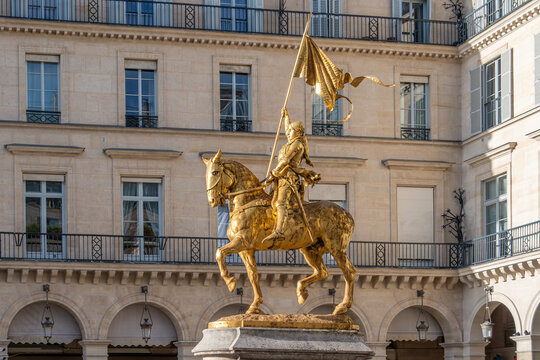 Paris, France - 18 novembre 2025: Vue lat&eacute;rale de la statue &eacute;questre  de Jeanne d'Arc en bronze dor&eacute;, monument historique situ&eacute; place des Pyramides, dans le 1er arrondissement de Paris, France