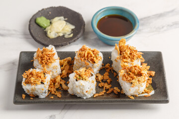 Crispy roll saumon avocat sur table en marbre avec sauces soja, baguettes, vaisselle traditionnelle