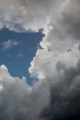Nuages et ciel bleu en plein cadre, matière et texture