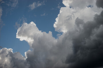 Nuages et ciel bleu en plein cadre, matière et texture