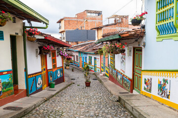 Naklejka premium colorful street of guatape colonial town, colombia