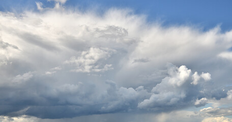 Obraz premium Beautiful Cumulonimbus against a blue sky
