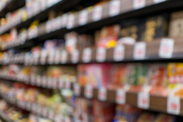 店舗のアイテム棚をアウトフォーカスにした背景