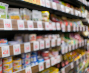 デフォーカスされたスーパーの棚の背景