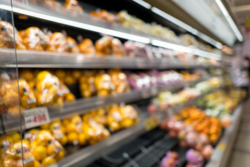 デフォーカスされたスーパーの棚の背景