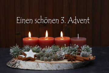 Adventsdekoration: Arrangement für den dritten Advent : Dekoration mit vier braunen Adventskerzen Drei Kerzen brennen zum 3. Advent.	