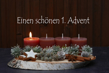 Adventsdekoration: Arrangement für den ersten Advent : Dekoration mit vier braunen Adventskerzen...