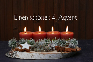 Adventsdekoration: Arrangement für den vierten Advent : Dekoration mit vier braunen Adventskerzen Vier Kerzen brennen zum 4. Advent.	