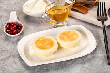 Roasted cheesecakes - Syrniki with honey