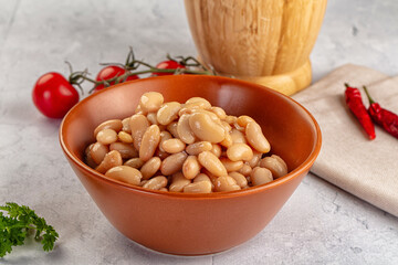 Canned white beans in the bowl