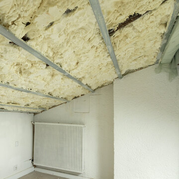 Isolation de combles avec de la mousse polyur&eacute;thane projet&eacute;e