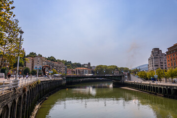 Fototapeta premium La vieille ville de Bilbao et le Nervion en Espagne