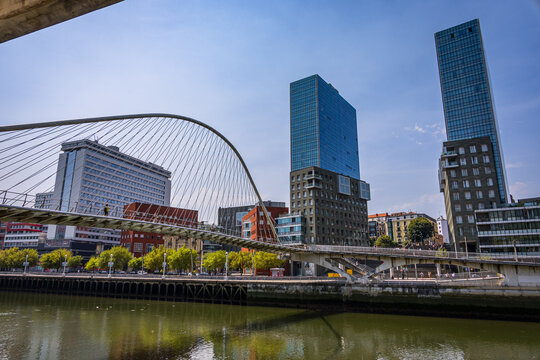 Les immeubles modernes de Bilbao et le Pont Zubizuri le 11 ao&ucirc;t 2025, Bilbao, Espagne