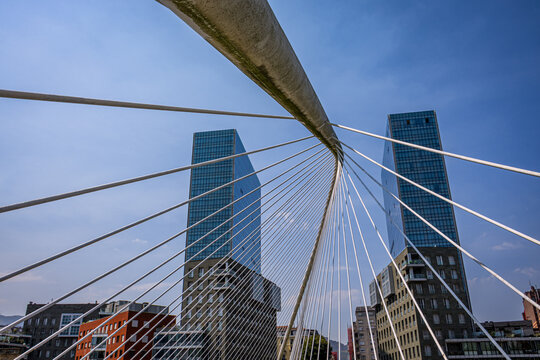 Les immeubles modernes de Bilbao et le Pont Zubizuri le 11 ao&ucirc;t 2025, Bilbao, Espagne