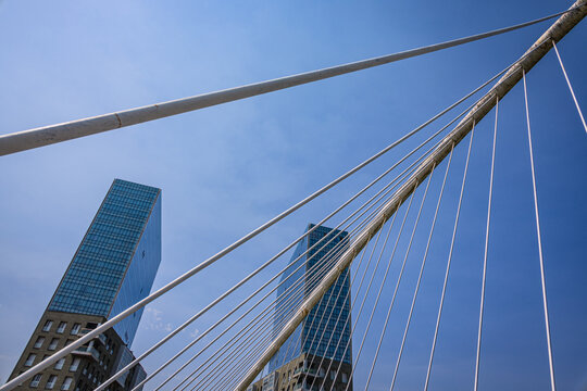 Les immeubles modernes de Bilbao et le Pont Zubizuri le 11 ao&ucirc;t 2025, Bilbao, Espagne